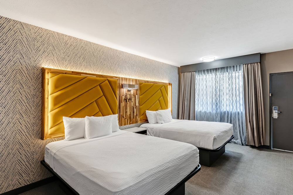 Deluxe Room, 2 Queen Beds, Non Smoking - Photo 1