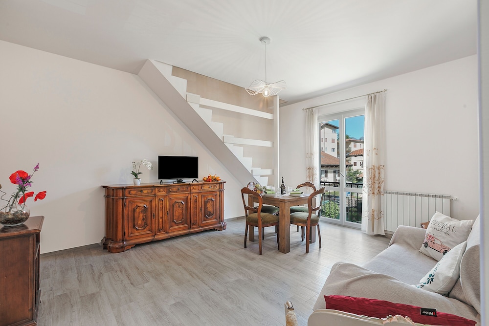 Family Apartment, Multiple Bedrooms, Beachside (Incanto Del Lago 50 Meters From Lake)