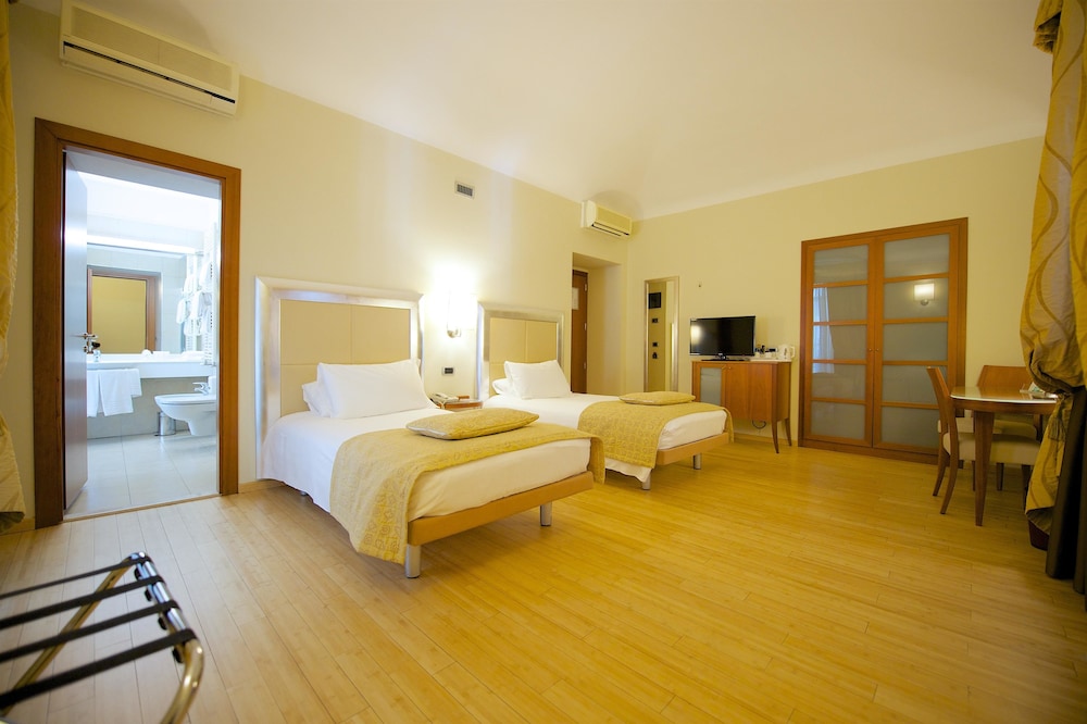 Standard Room, 2 Twin Beds - Photo 5