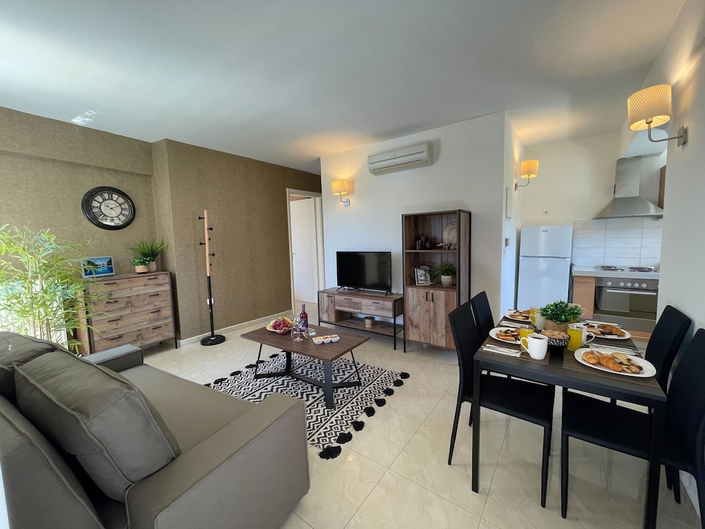 Artdeco Luxury Suites #B4 photo 1