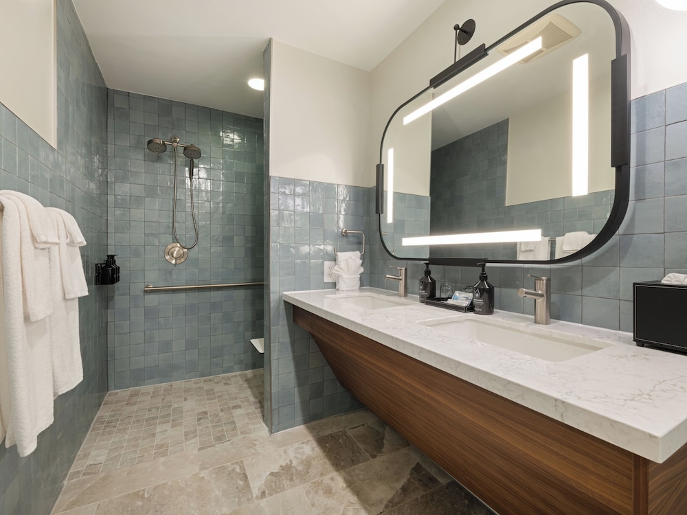 Suite, 1 King Bed, Mobility Accessible (Roll-In Shower) - Photo 3