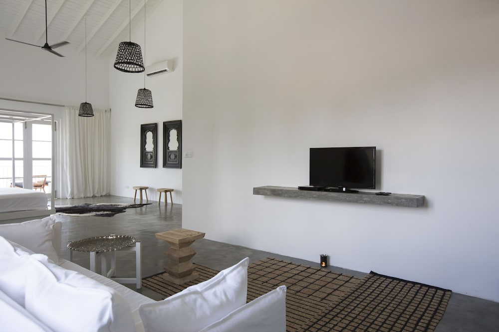 Suite with pool and sea views