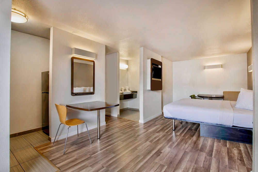 Standard Suite, 1 King Bed, Accessible, Non Smoking - Photo 3