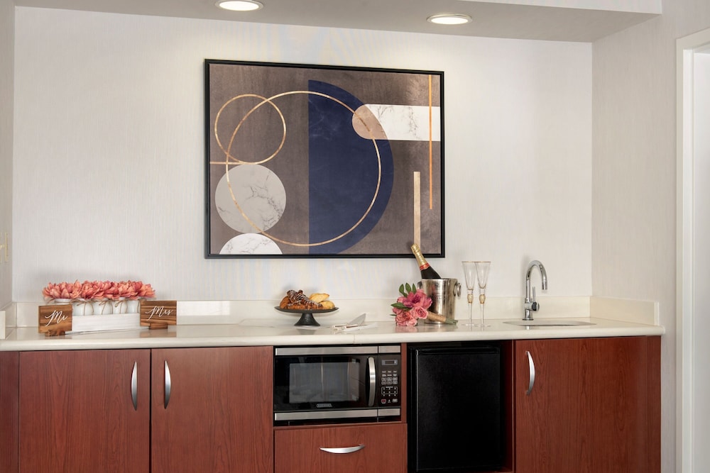 Suite, 1 Bedroom - Photo 2