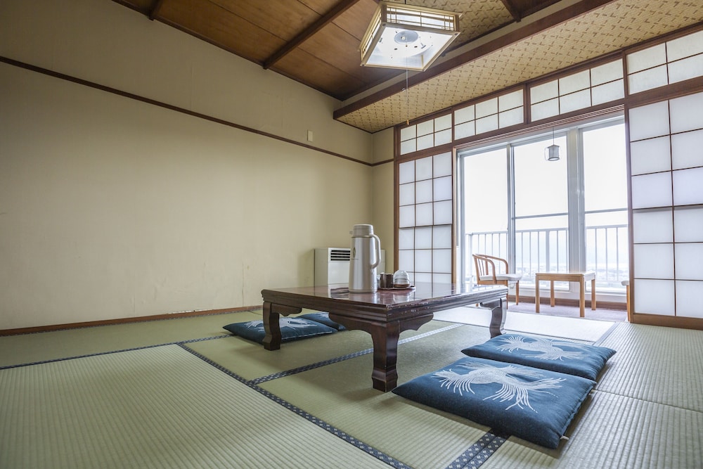 Japanese Room with Shared Washroom- Quadruple, Smoking photo 3