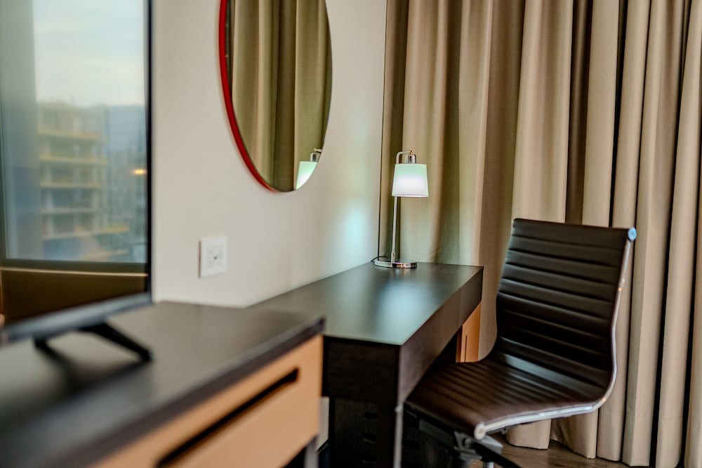 Business Room, 1 Queen Bed, Accessible - Photo 4