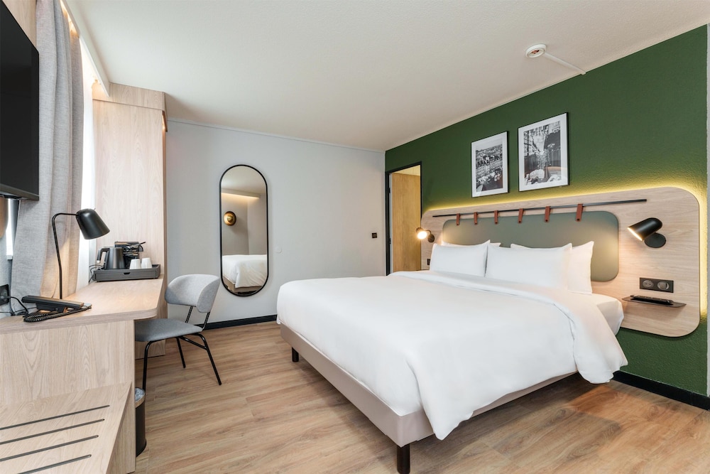 Standard Room, 1 Queen Bed - Photo 1