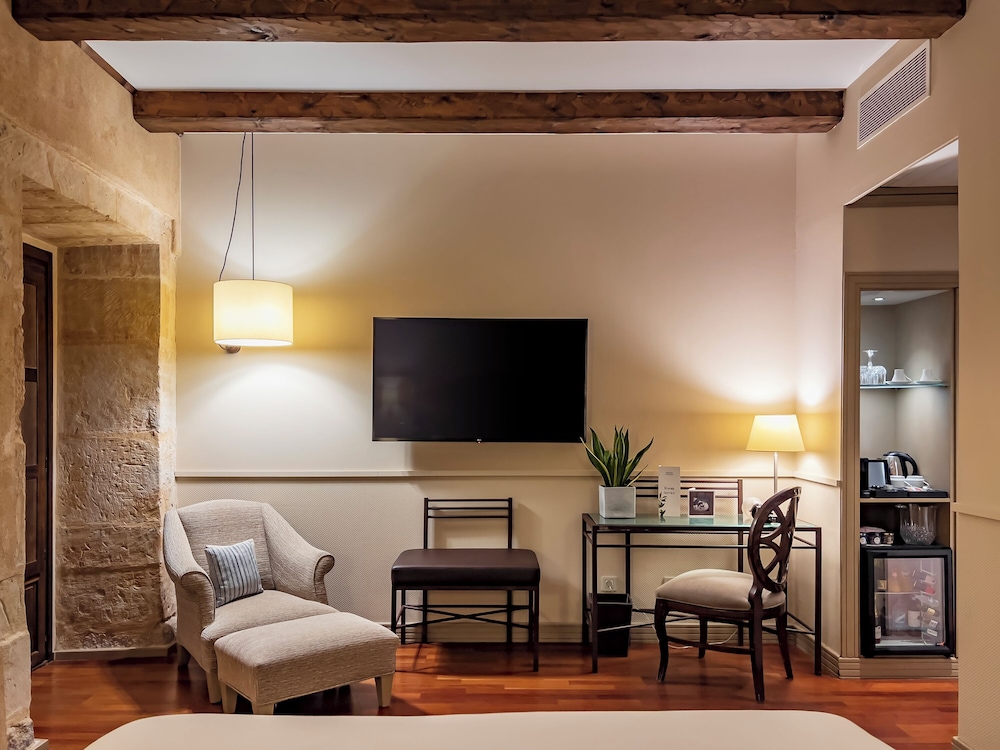 Deluxe Room - Photo 2