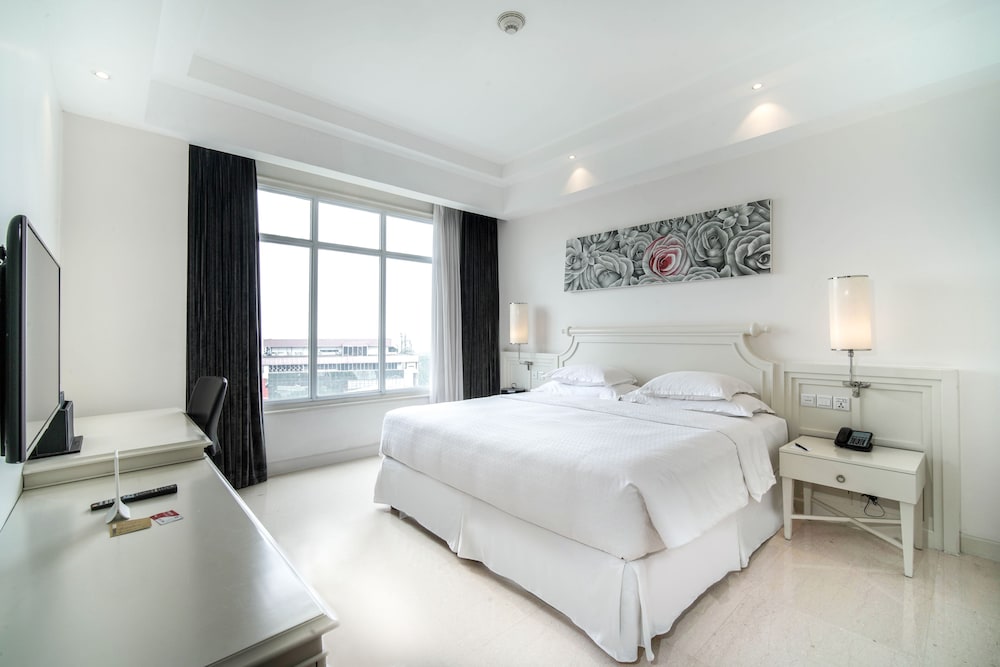 Room, 1 King Bed (Larger Guest Room) photo 3