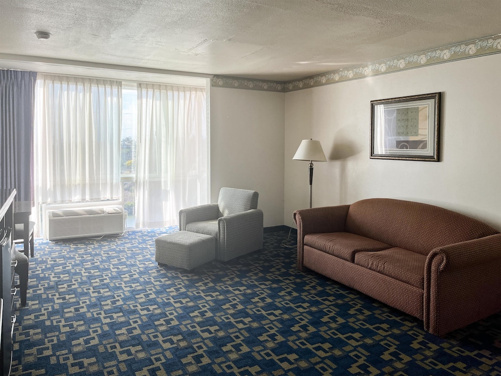 Deluxe Suite, 2 Queen Beds, Non Smoking, Refrigerator & Microwave photo 3
