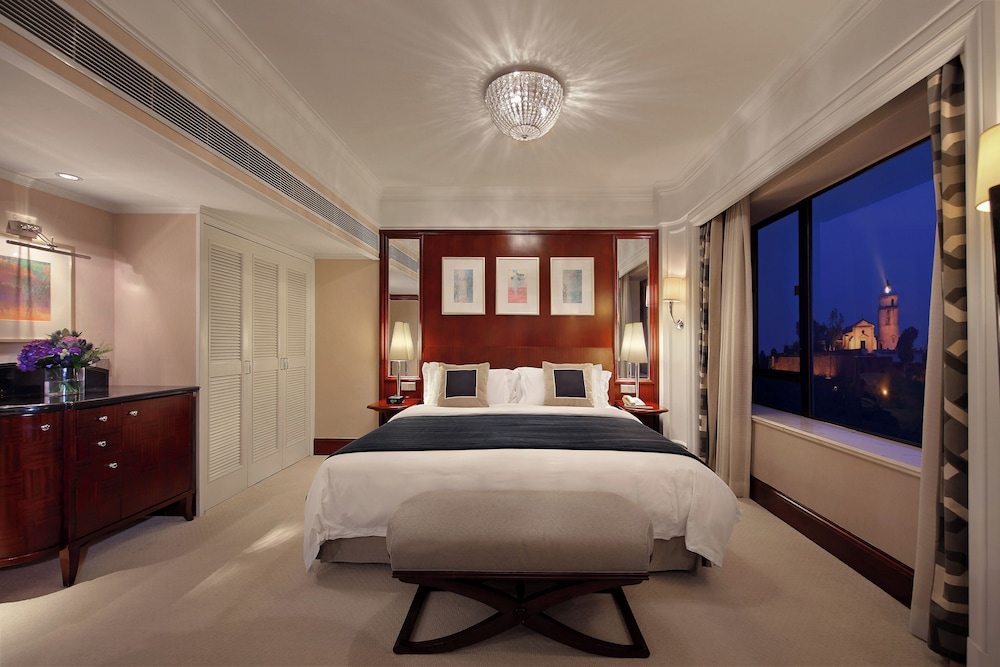 Premier Suite with Lounge Access photo 3