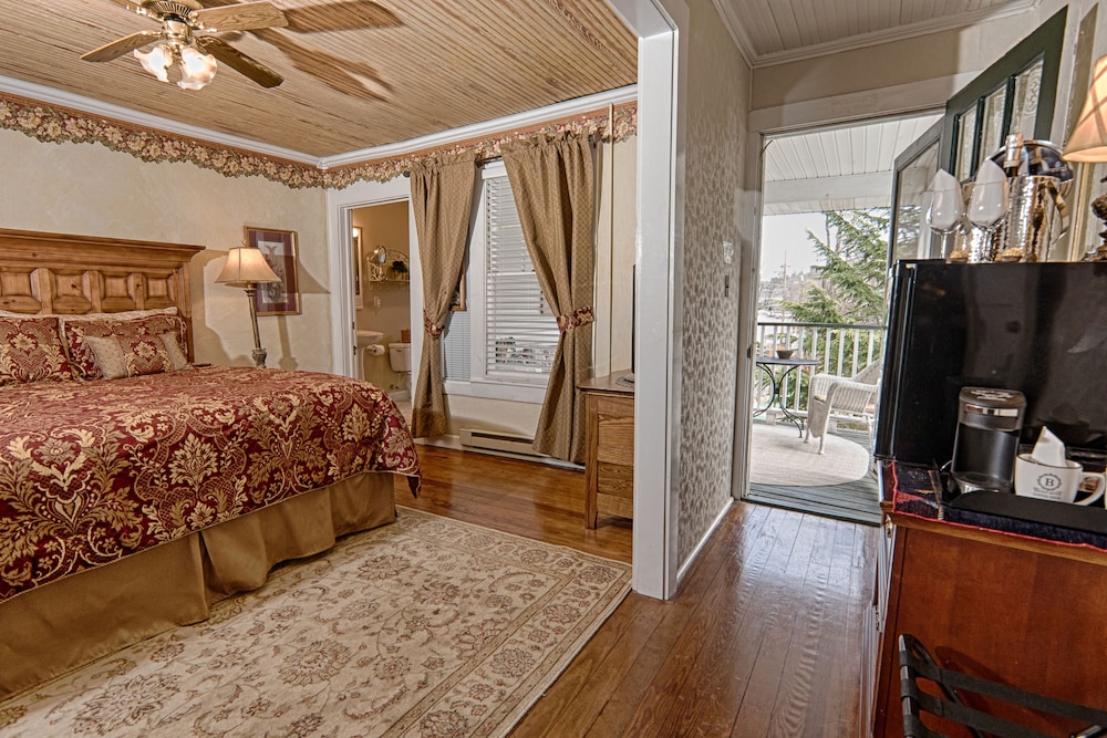 Romantic Studio Suite, 1 King Bed, Jetted Tub, River View photo 3