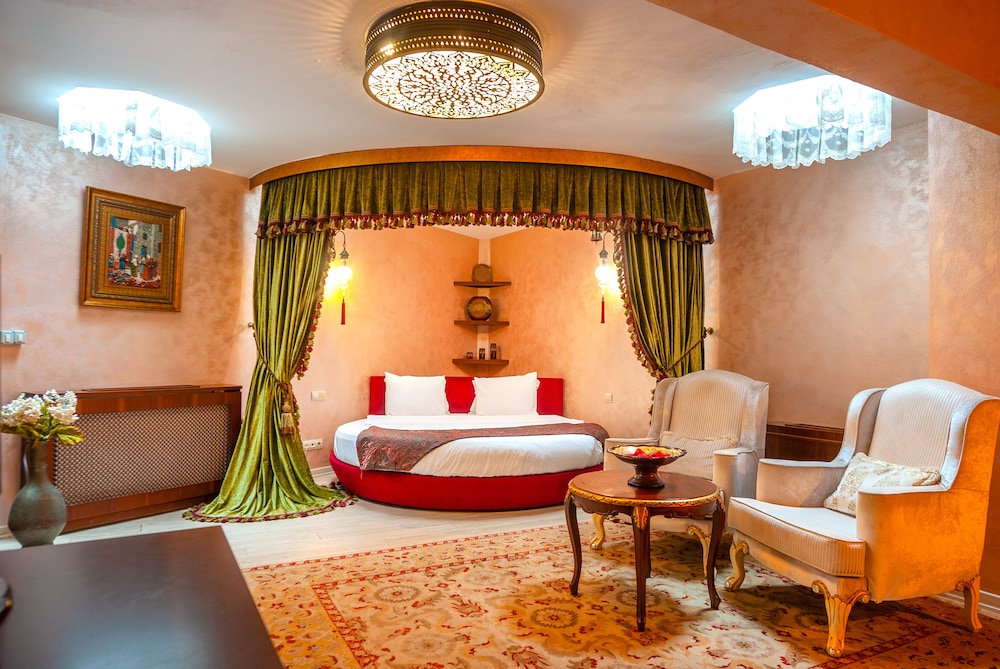 Deluxe Suite with Spa Bath photo 1