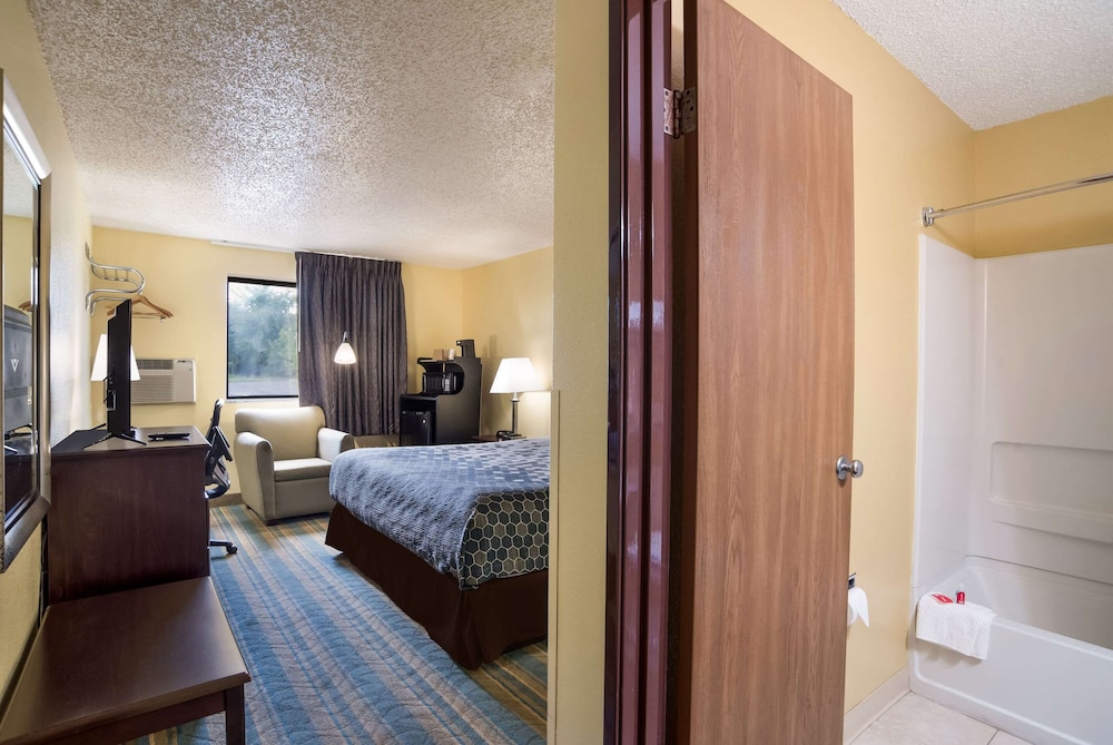 Standard Room, 1 King Bed, Non Smoking - Photo 2