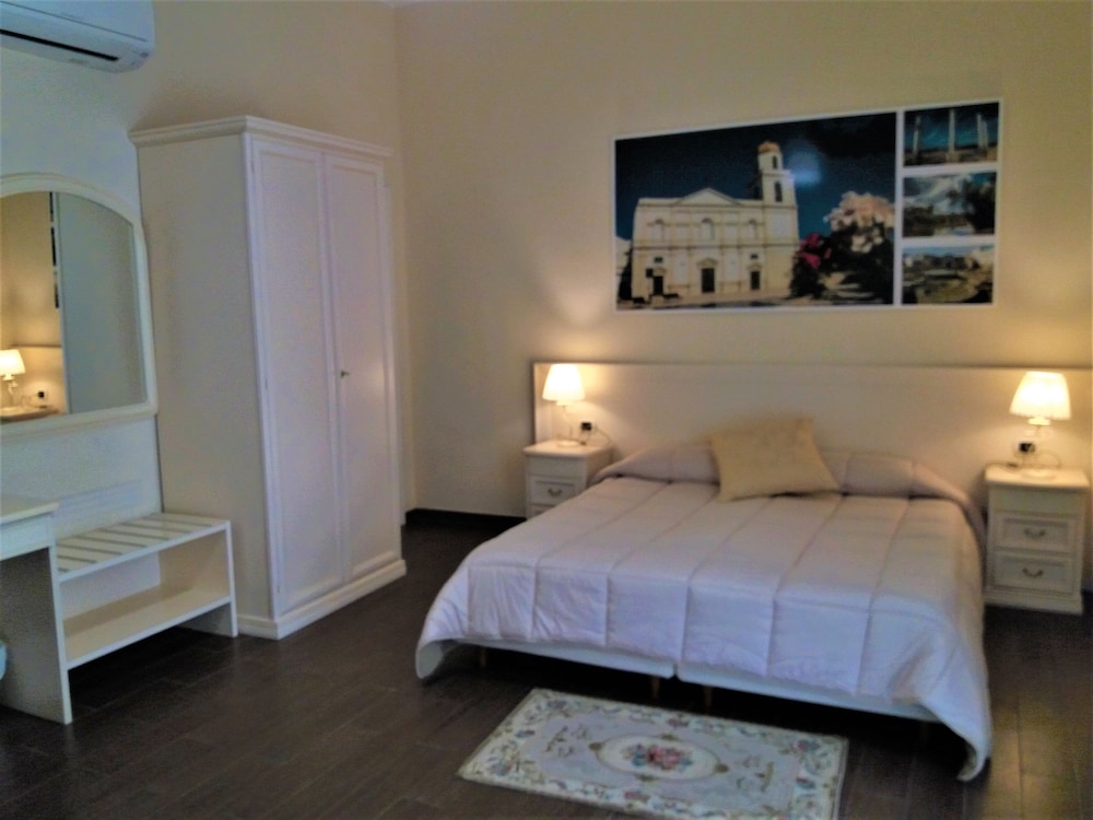 Deluxe Quadruple Room, 1 Bedroom, Private Bathroom, City View photo 3