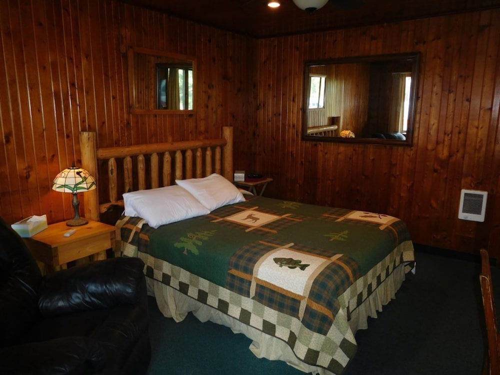 Room 9, 1 Queen Bed