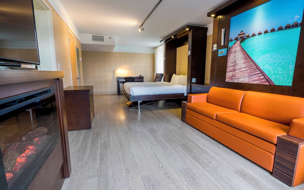 Great 2 Rooms Suite, 1 Queen Bed, 2 Queen Murphy Beds photo 3