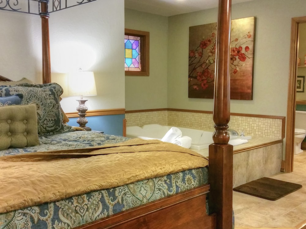 Romantic Cottage, 1 Queen Bed, Non Smoking, Jetted Tub photo 2