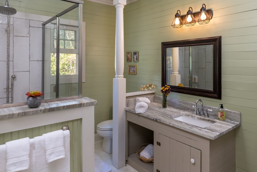 Room, Private Bathroom (Sweet Surrender Cottage) photo 2