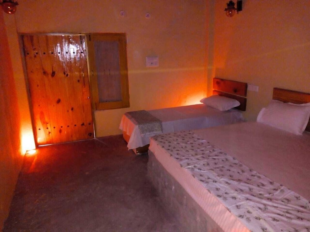 Family Townhome, Multiple Beds, Smoking, 2 Bathrooms photo 2