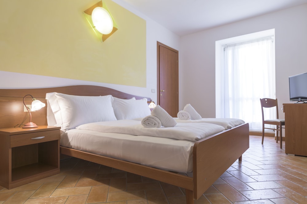 Standard Plus Double Room with twin beds photo 2