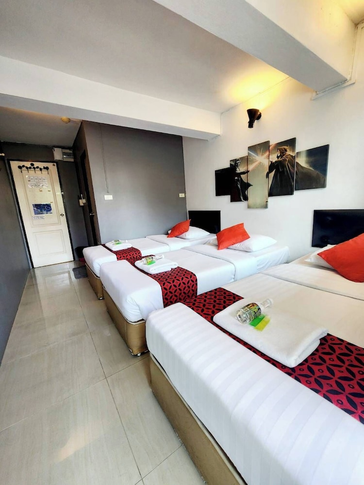 Family Room with Balcony (High Floor) thumbnail 5