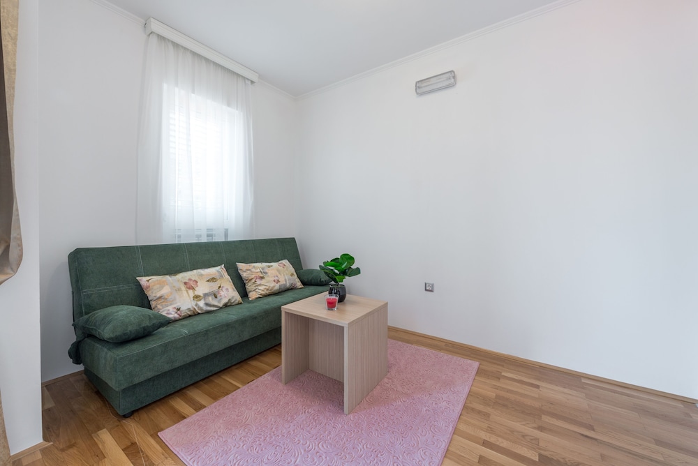 Standard Apartment, Kitchen