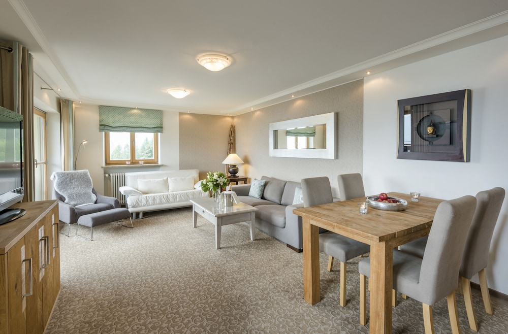 Senior Suite, 1 Bedroom, Balcony, Lake View photo 2