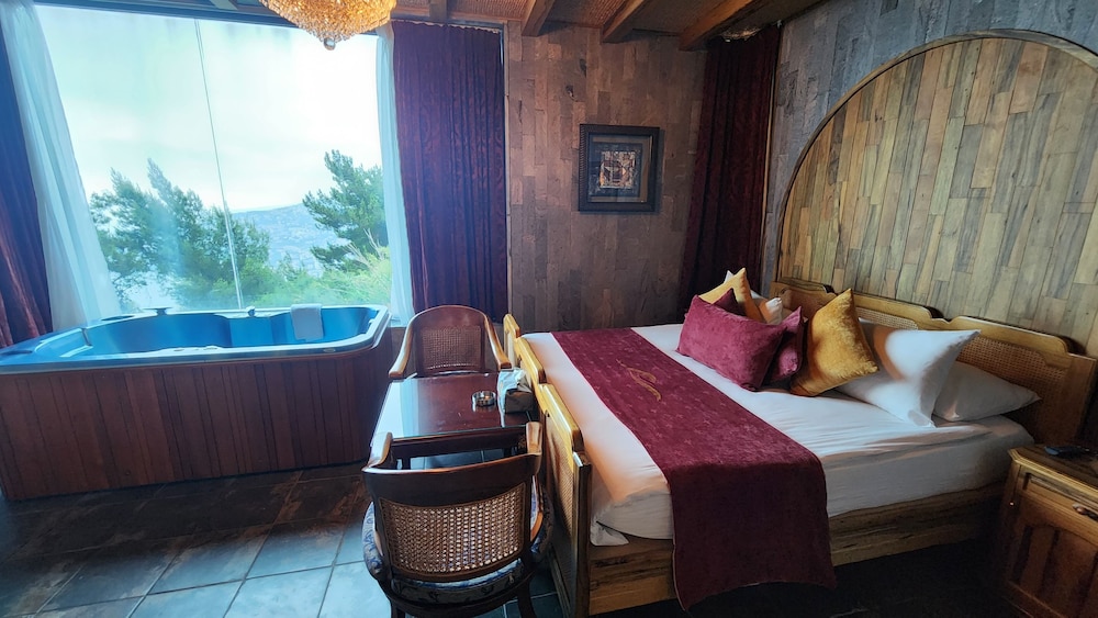 Corner Room (Partial Sea View) photo 2