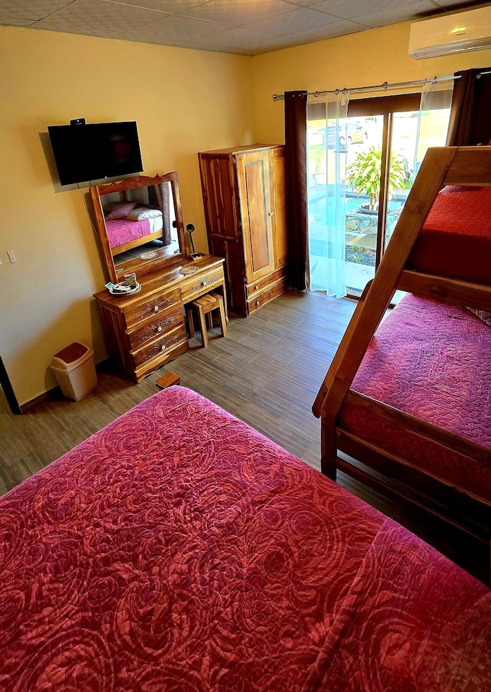 Family Suite, 1 Bedroom, Shared Bathroom, Pool View photo 3