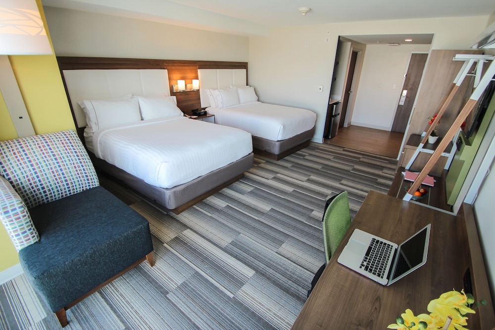 Standard Room, 2 Queen Beds (Miami Airport View) photo 3