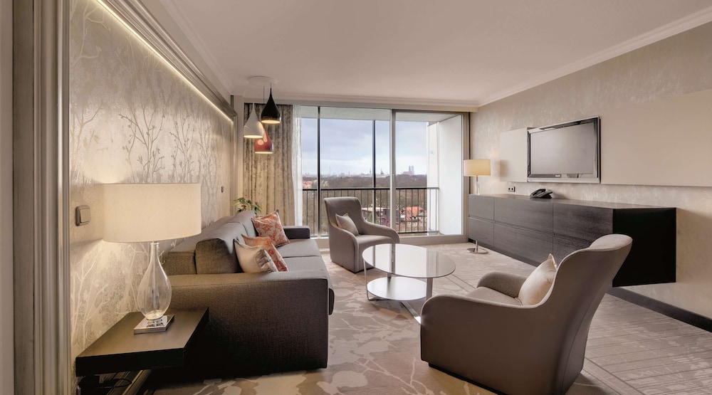 Suite, 1 King Bed, Non Smoking photo 1