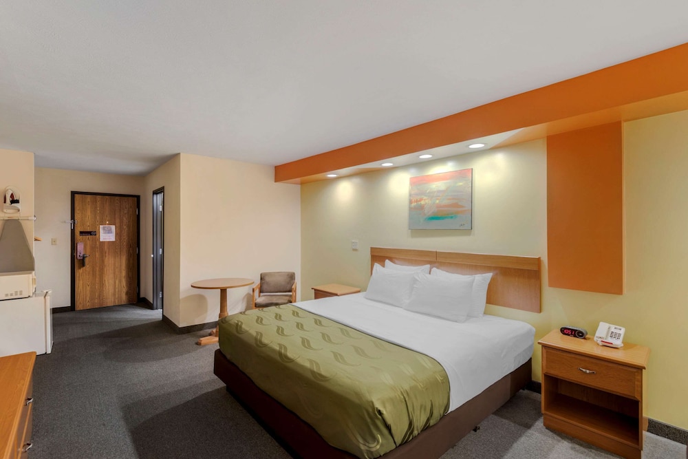 Standard Room, 1 King Bed, Non Smoking photo 2