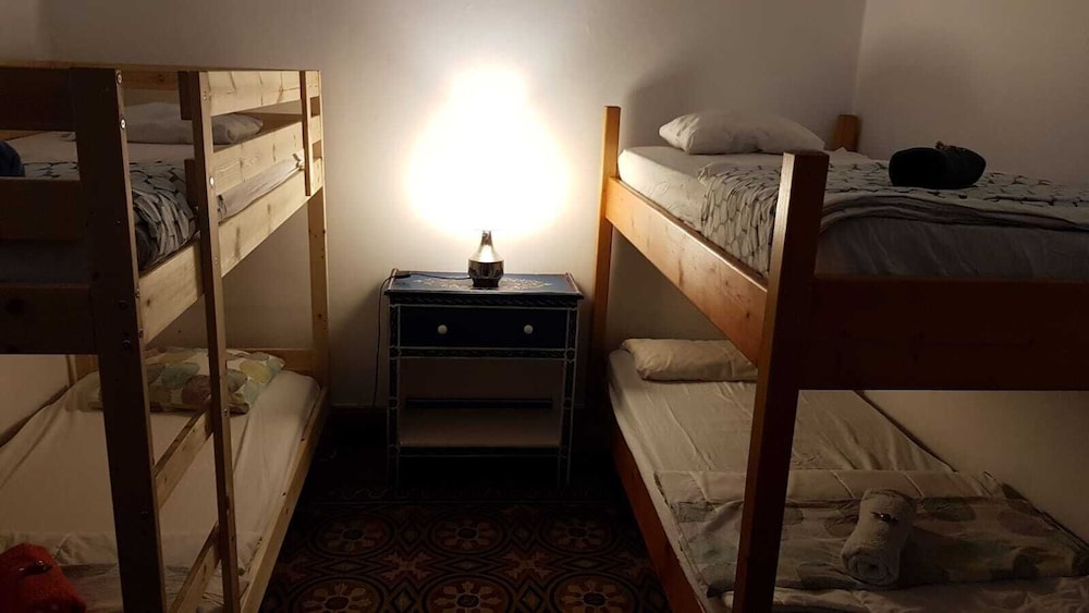 1 cama en un dormitorio compartido mixto de 4 camas.