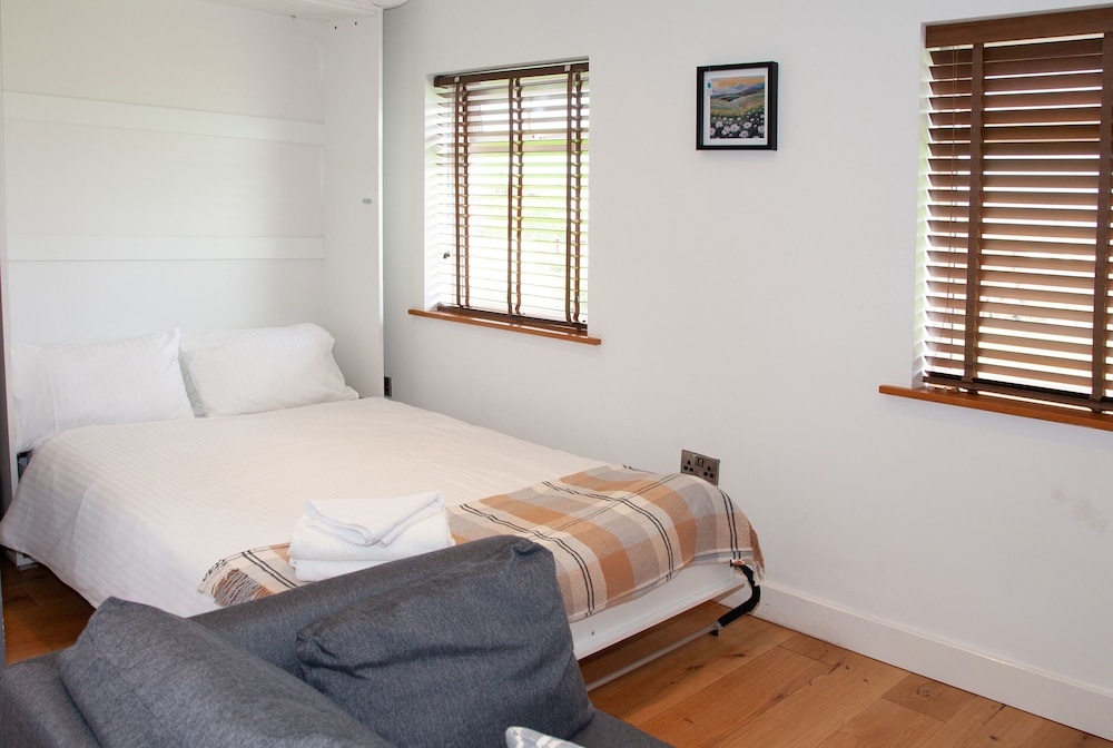 Studio, Ensuite (Small) - Photo 1