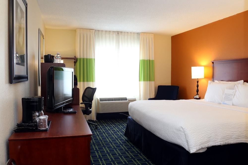 Standard Room, 1 King Bed, Non Smoking (Interior Corridor) photo 2