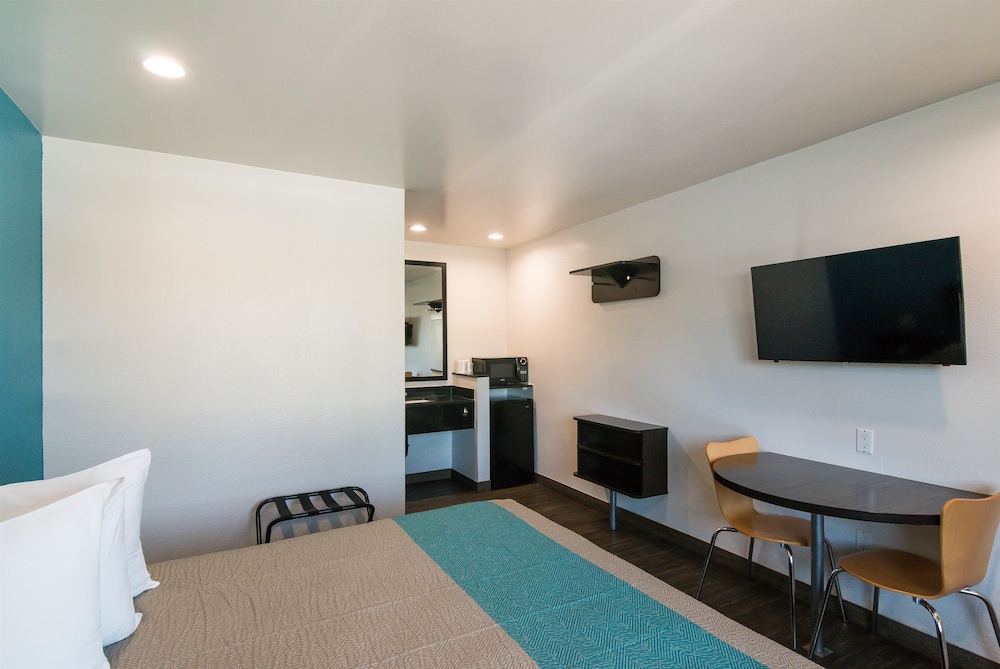 Deluxe Suite, 1 King Bed, Non Smoking, Refrigerator & Microwave - Photo 10