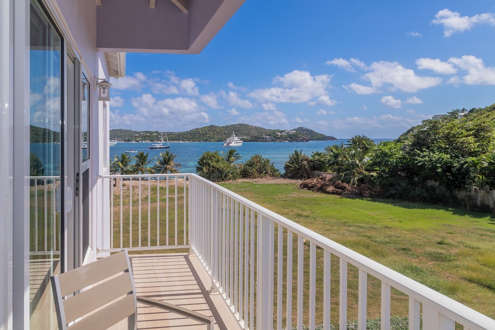 One Bedroom Apartment with Ocean View - C302