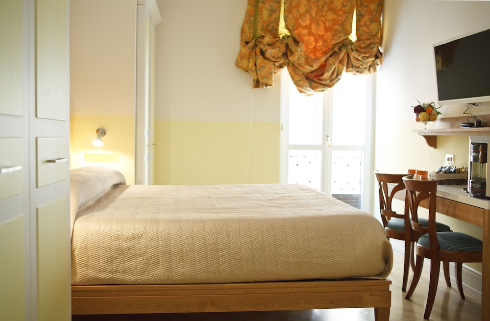 Double Room (Suite Vittoriano Via Bocca Di Leone 3) photo 1