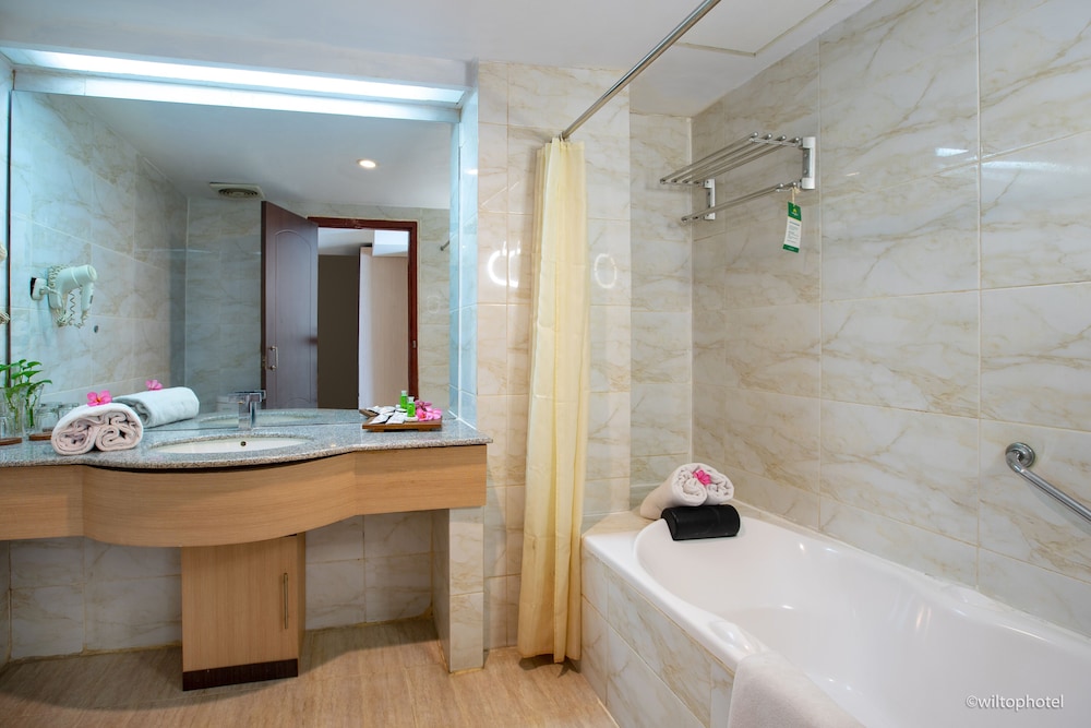 Executive Suite - Photo 3