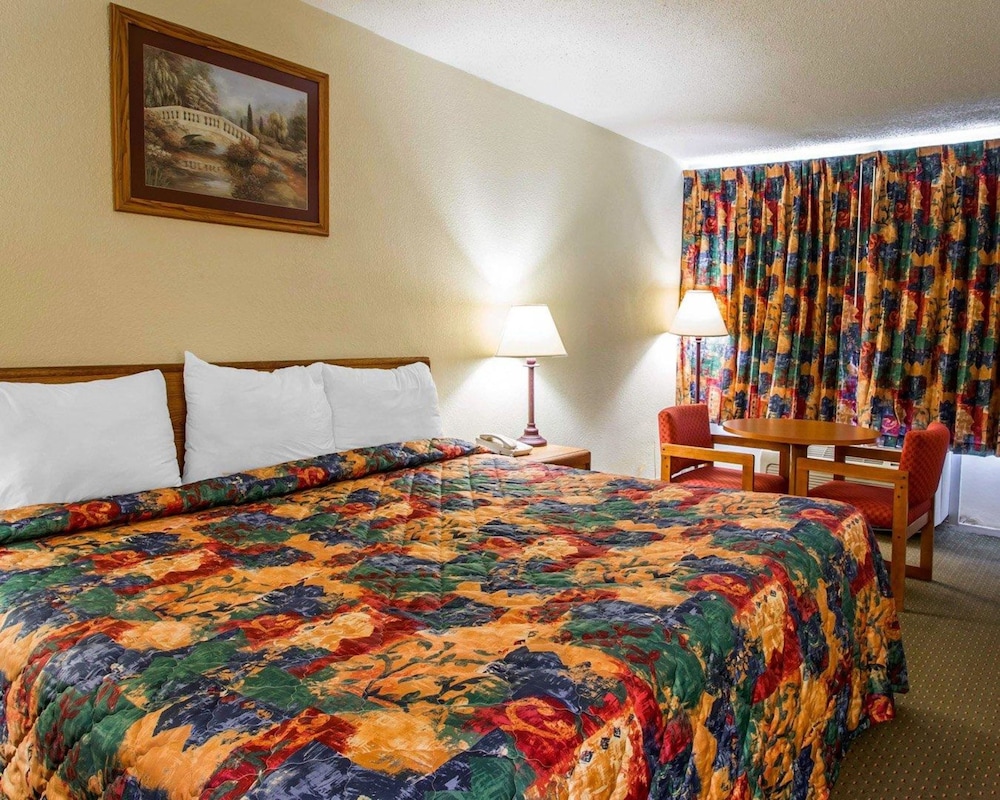 Standard Room, 1 King Bed, Smoking - Photo 15