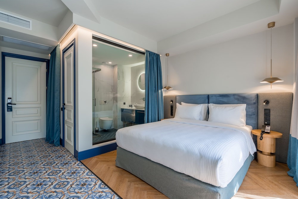 Deluxe Double Room, 1 Queen Bed, Bathtub, City View photo 1