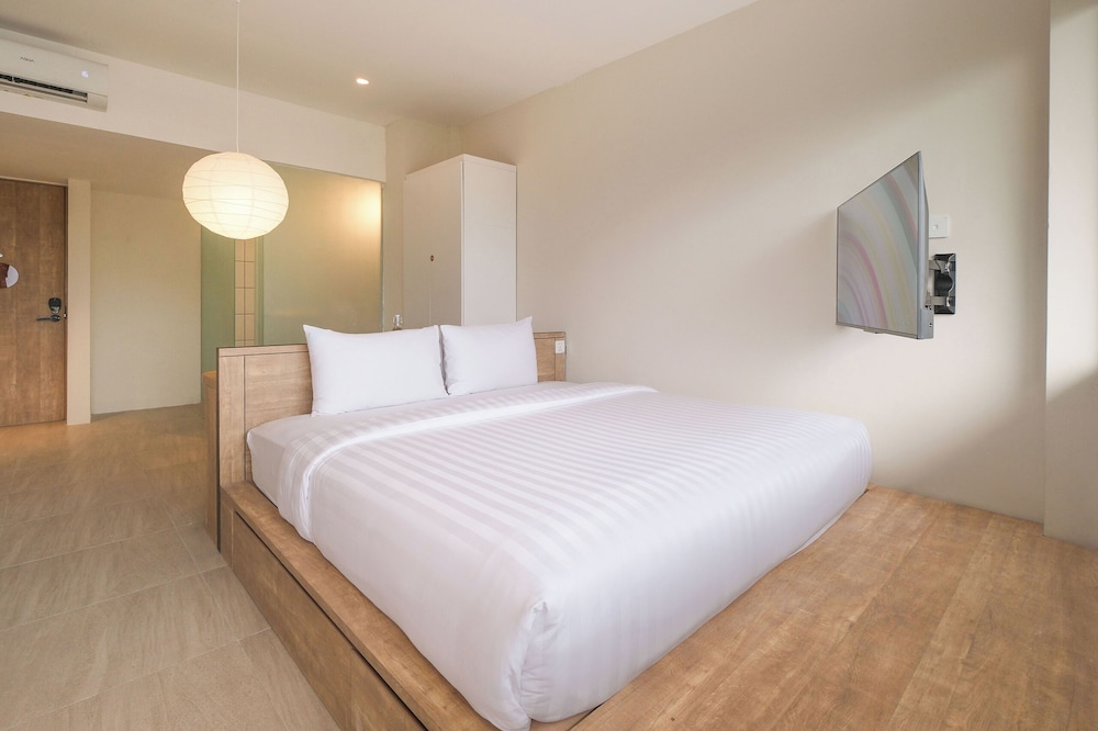 Signature Room, 1 King Bed, Balcony