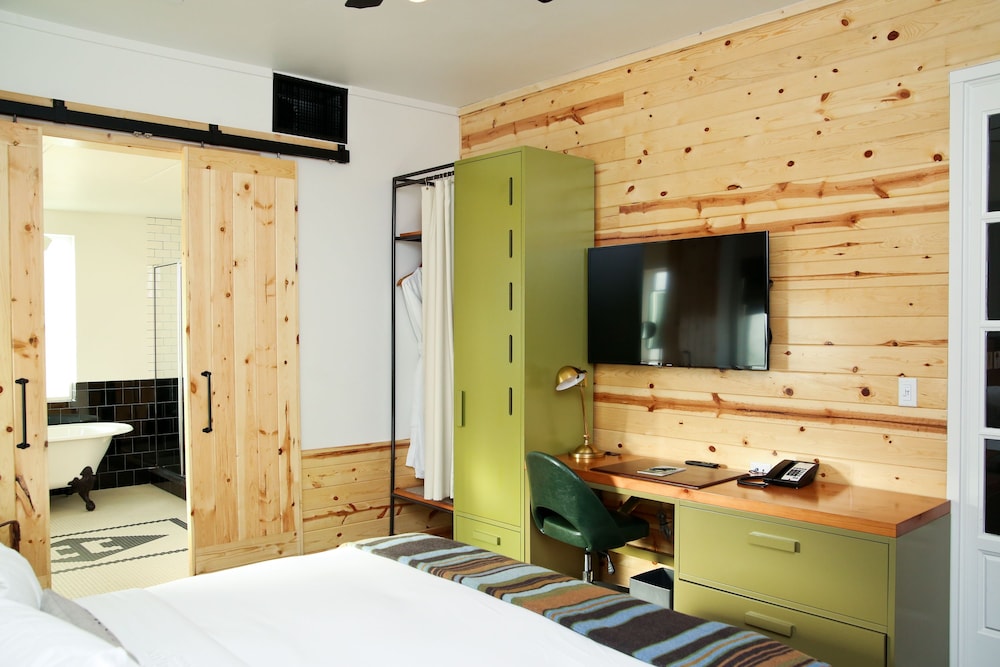Traditional Room, 1 King Bed, Balcony, Courtyard Area photo 2