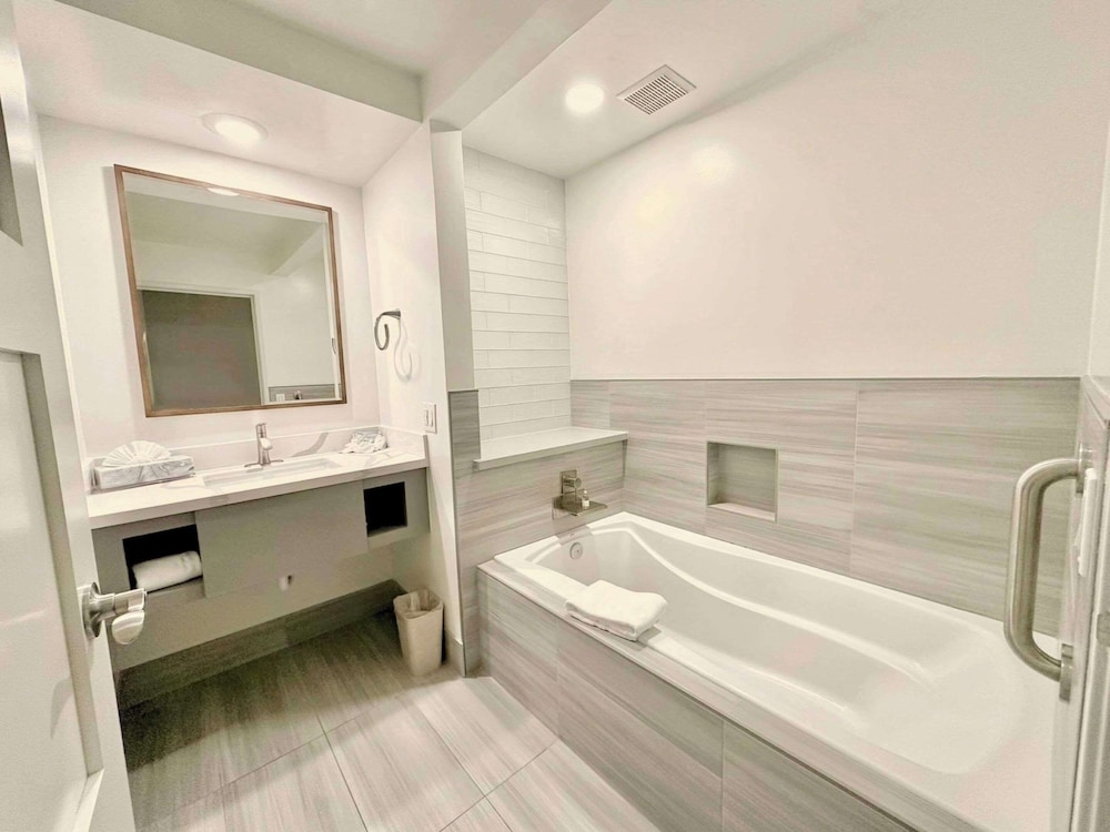 Suite, 1 King Bed, Non Smoking - Photo 7