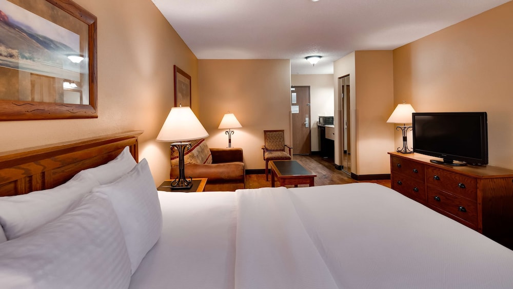 Business Room, 1 King Bed, Non Smoking, Refrigerator & Microwave photo 2