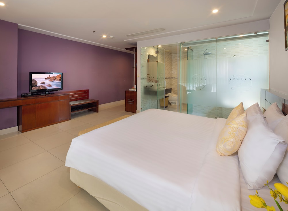 Suite Double with City View photo 2