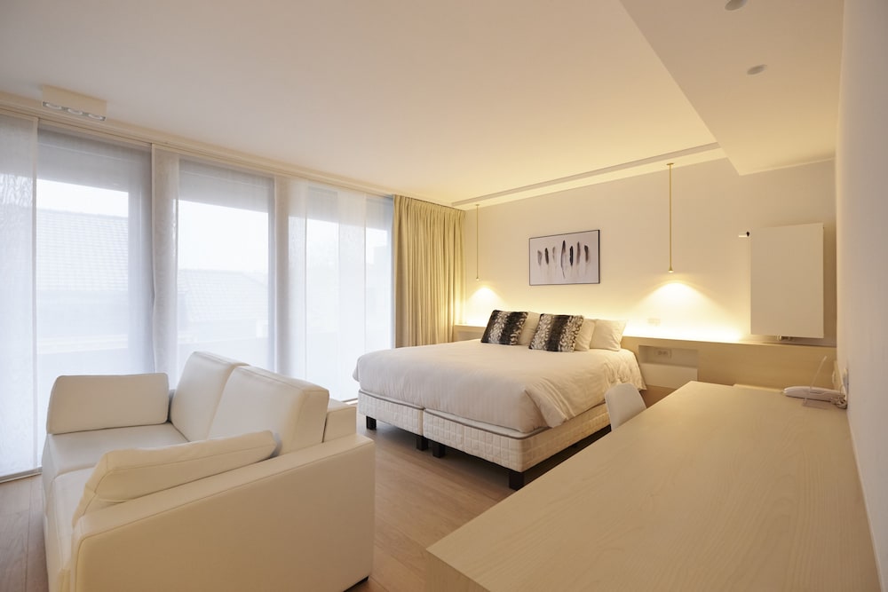 Superior Suite, 1 Queen Bed with Sofa bed, Accessible photo 3