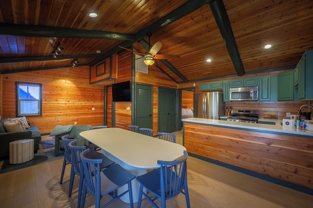 Executive Cabin, 3 Bedrooms, Hot Tub