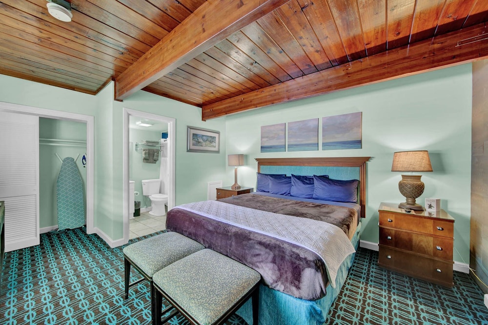 Standard Single Room, 1 King Bed, Partial Sea View photo 1